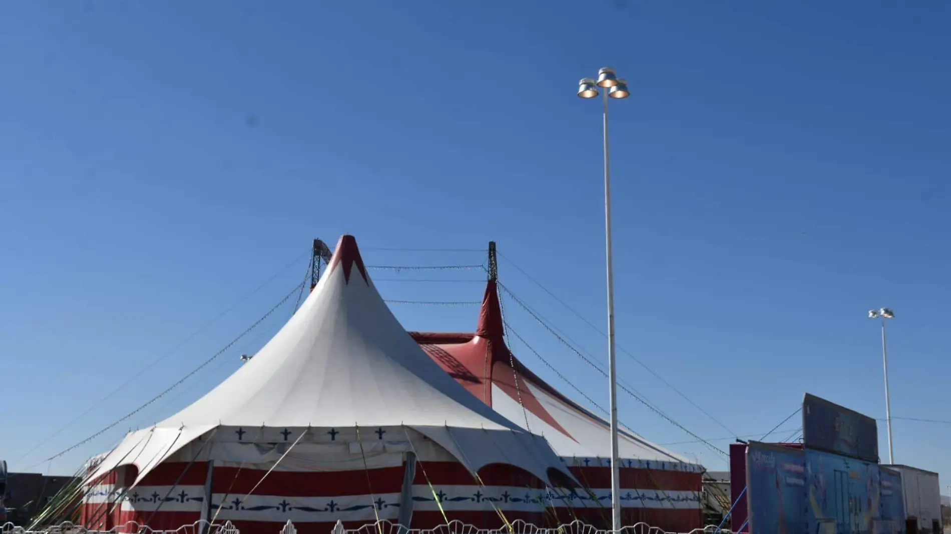 circo pista de hielo feria santa rita 2024